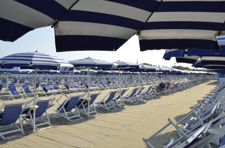 299560_147836031970961_1039747_n